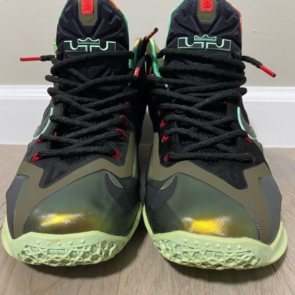 Lebron XI - Picture 2 of 16